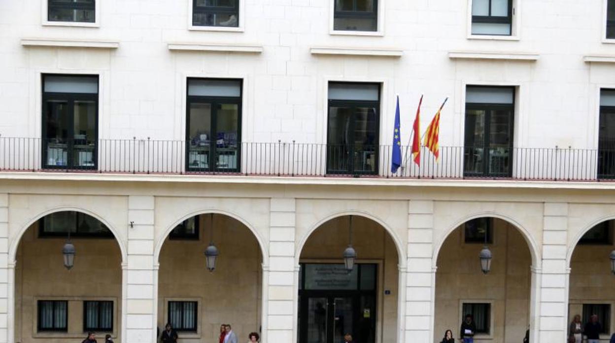 Fachada de la Audiencia Provincial de Alicante, donde se celebrará el juicio de este caso