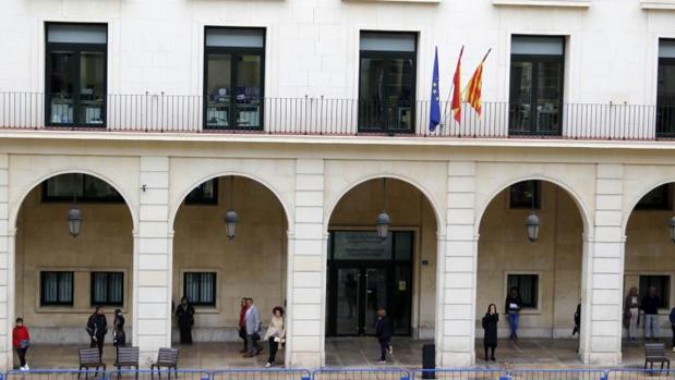 Una menor se autolesiona desesperada tras dos años de acoso sexual de un vecino en Alicante