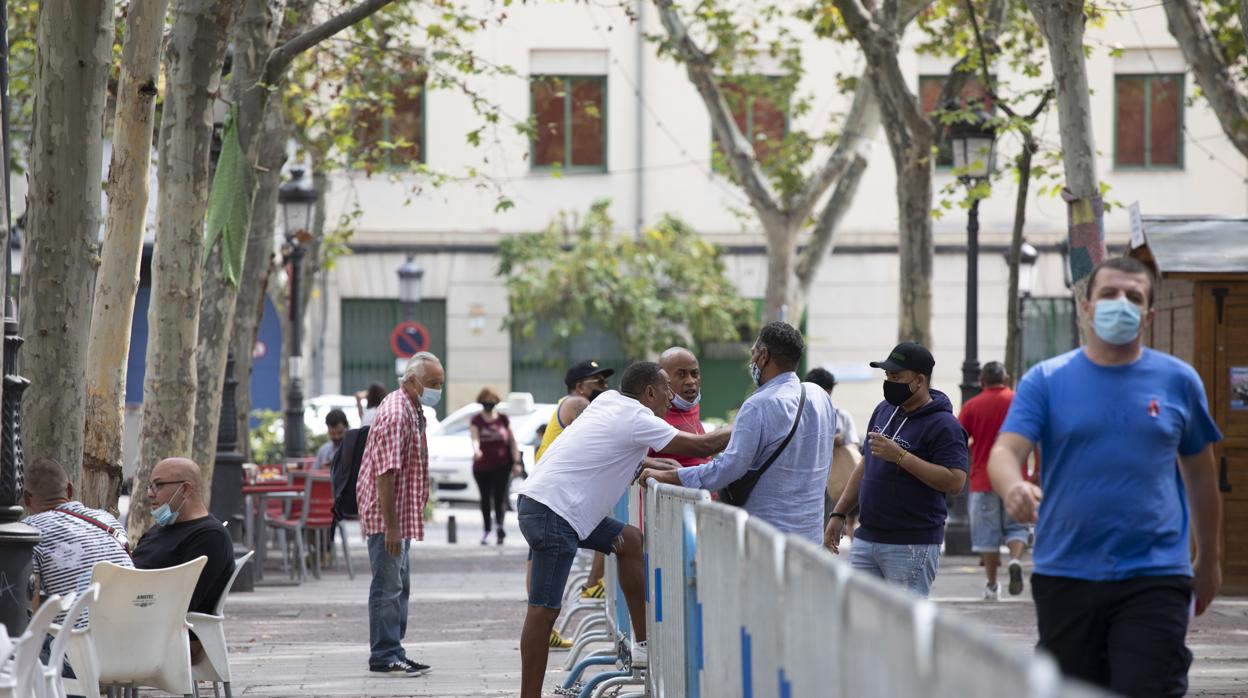 Ciudadanos en una calle del distrito de Puente de Vallecas
