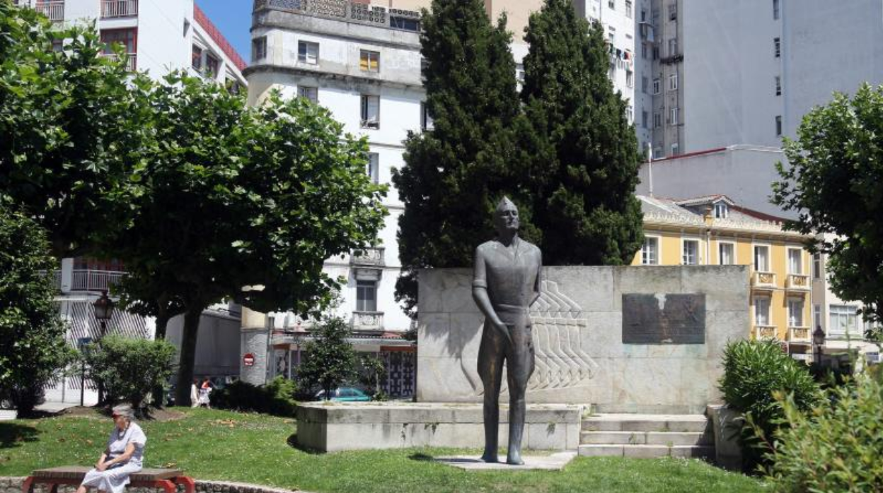 La estatua de Millán Astray, cuando todavía estaba colocada en la ciudad gallega