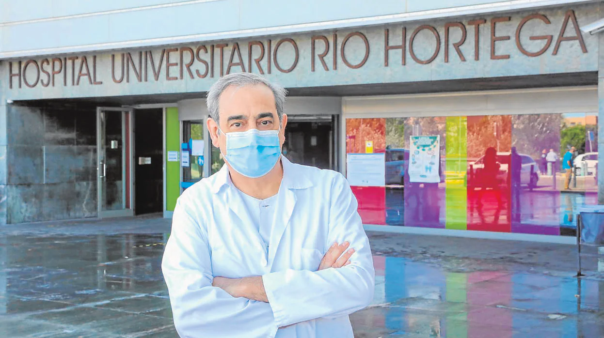 El doctor Luis Tamayo, en la entrada del Hospital Río Hortega de Valladolid