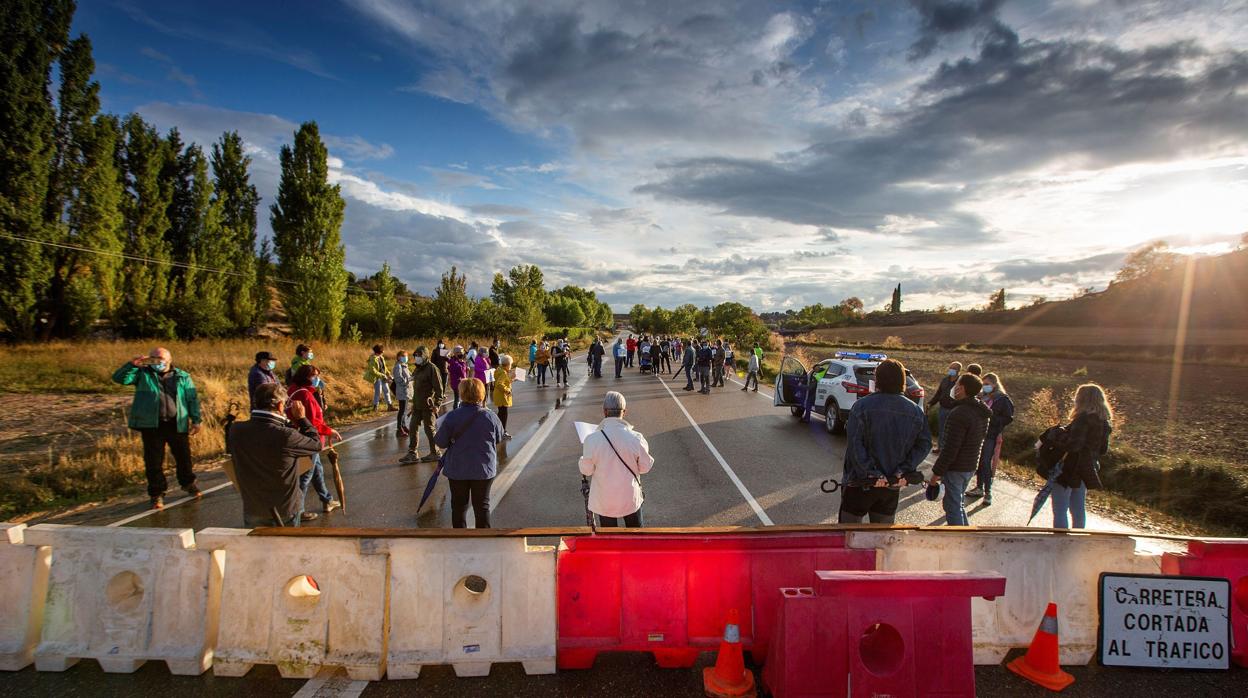 Los habitantes de Sotillo de la Ribera protestan por el cierre de la carretera BU-130 durante su confinamienti