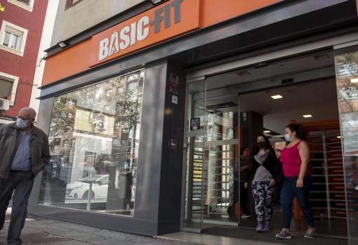 Gimnasio Basic Fit, en la acera de los pares de la calle de Alcalá