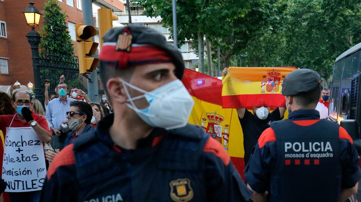 Un agente de los Mossos, con mascarilla, durante una manifestación en mayo