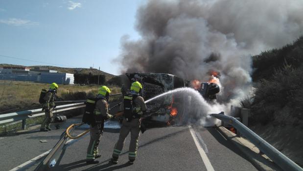 Aparatoso incendio en la A-2 en Zaragoza: arde un camión tras chocar contra un turismo