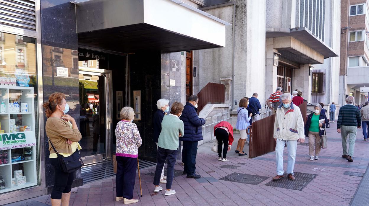 Cola este martes para acceder a la iglesia de los Capuchinos de Valladolid al estar limitado el aforo