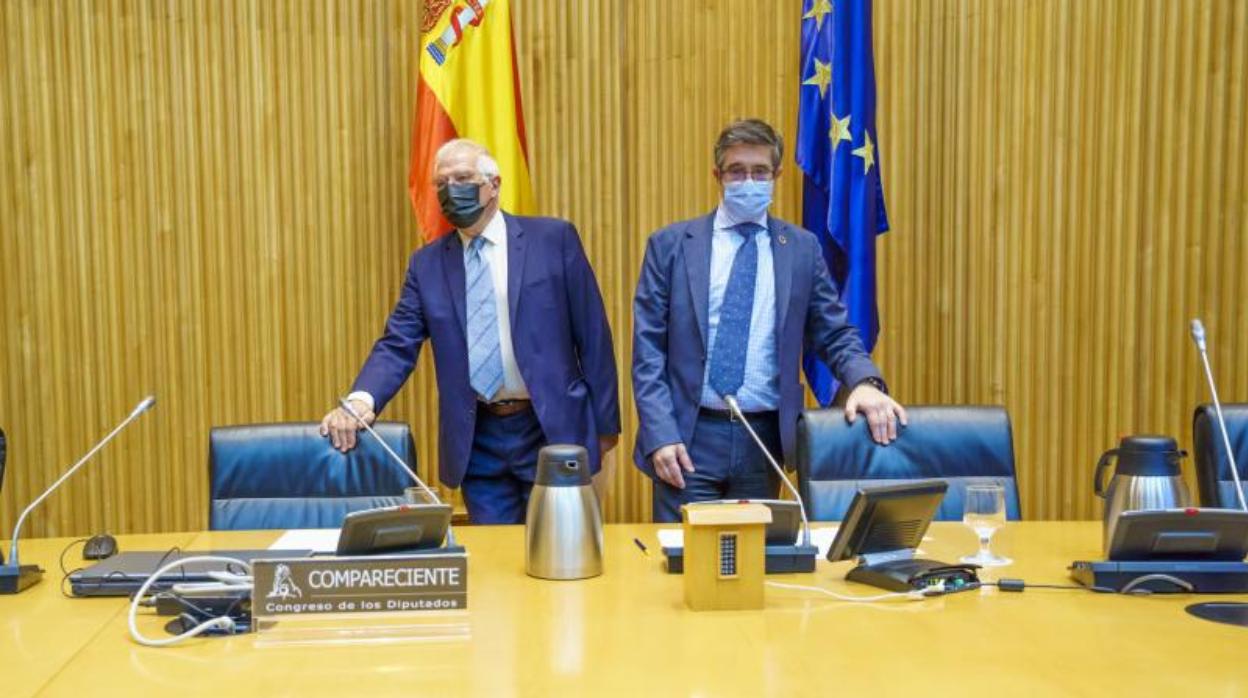 El respontable de la Política Exterior de la UE, Josep Borrell, junto a Patxi López, durante su comparecencia en la Comisión del Congreso