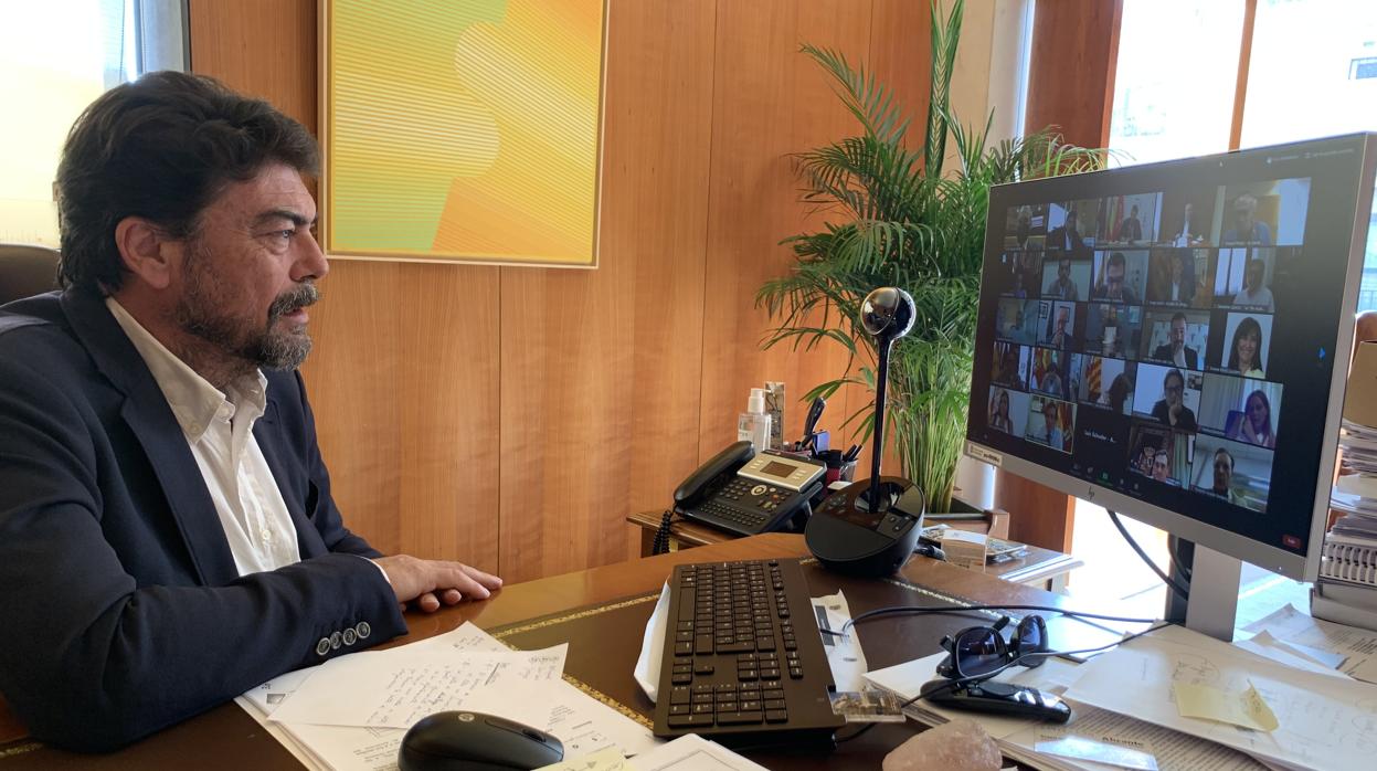 Luis Barcala, durante la reunión por videoconferencia con otros 35 alcaldes