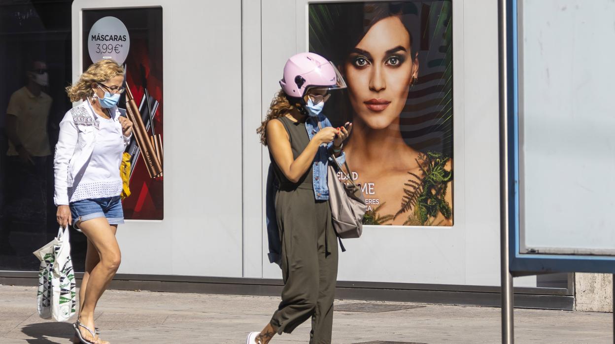 Imagen de archivo de gente con mascarillas por la calle