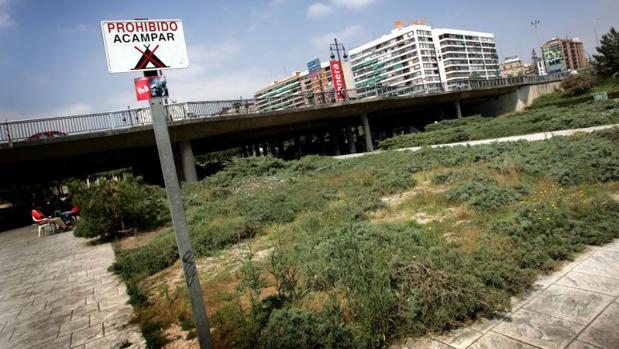 Dos policías y una enfermera evitan que un hombre se arrojara desde un puente en Valencia