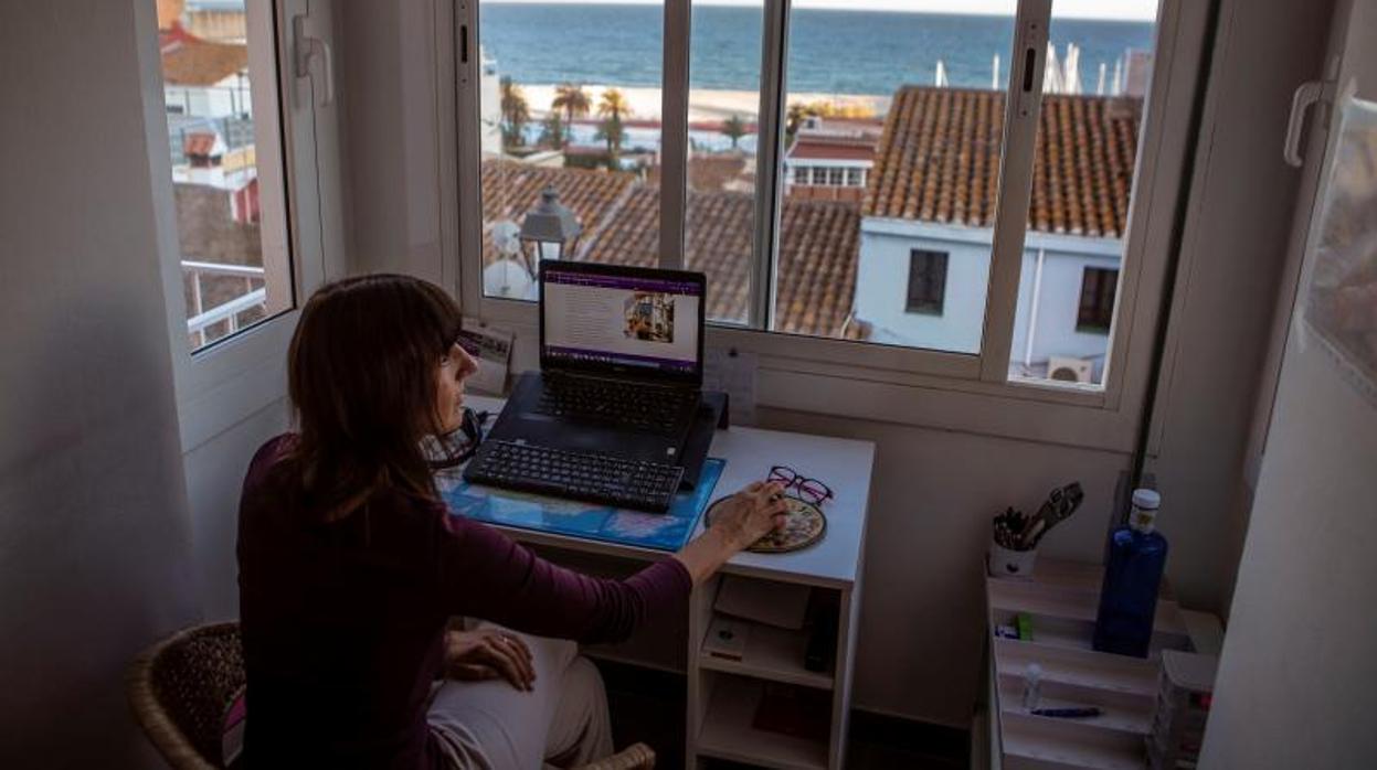 Una profesional autónoma, en teletrabajo en su casa