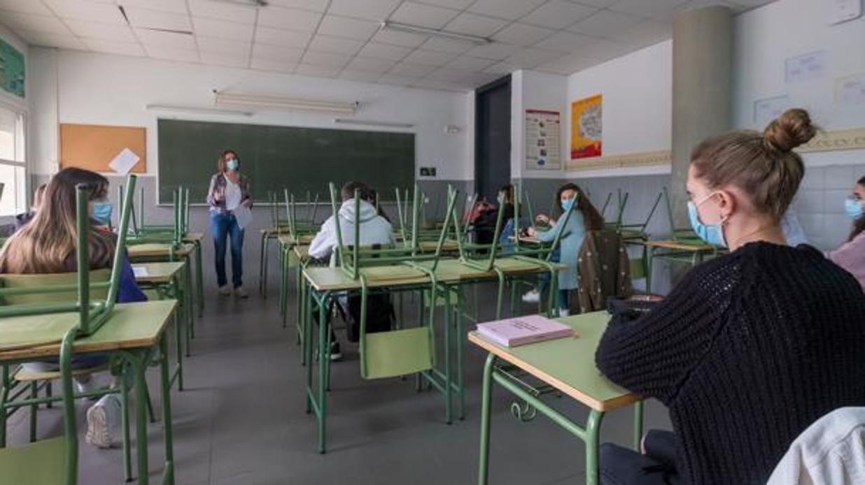 Solo se aislará a la parte de la clase que haya tenido contacto estrecho con el positivo