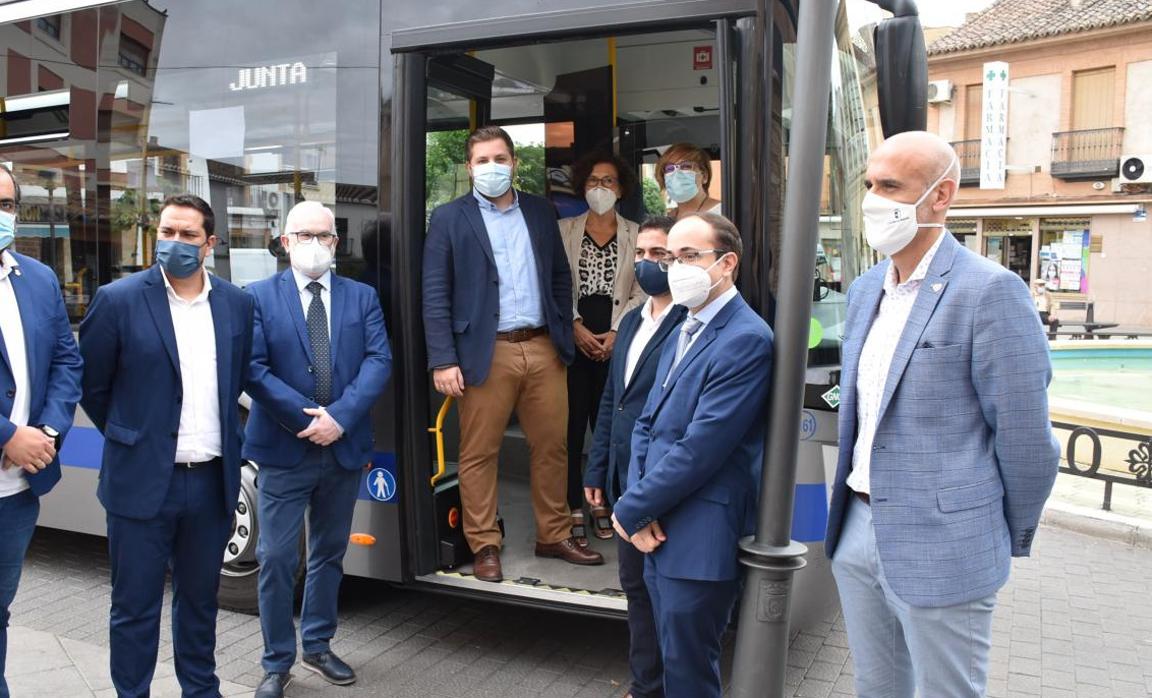 El consejero de Fomento de Castilla-La Mancha, Nacho Hernando, en la puerta del autobús de gas rodeado de numerosas autoridades