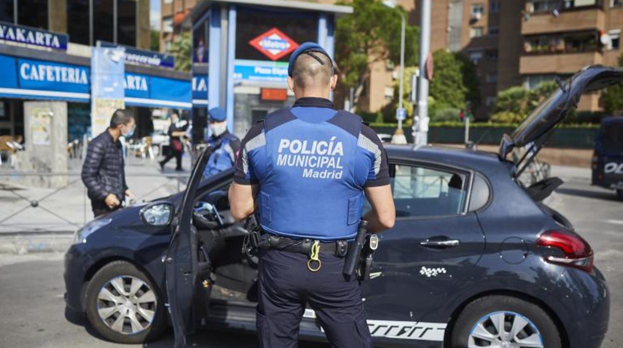 Control policial en la plaza Elíptica de Madrid