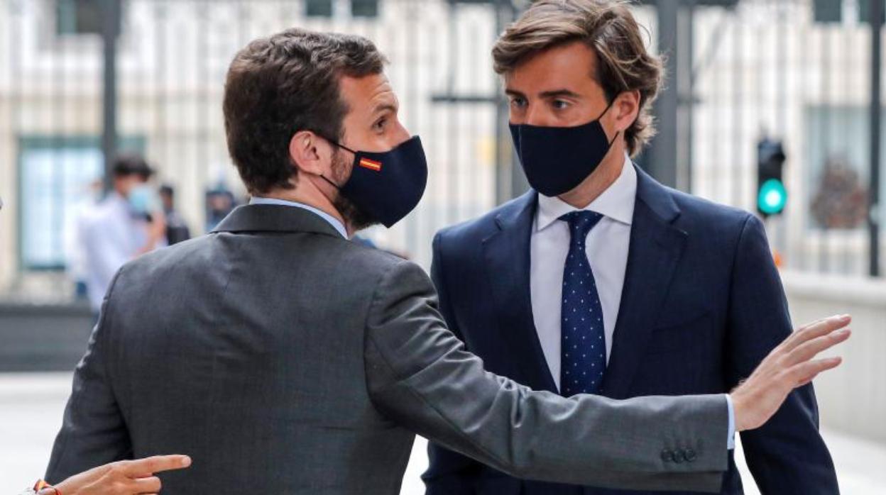 Pablo Casado y Pablo Montesinos, en el Congreso