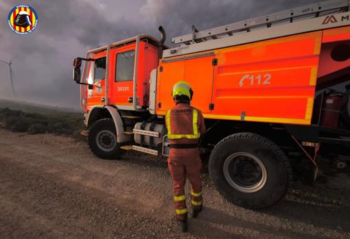 Los Bomberos trabajan en la extinción del fuego en Buñol