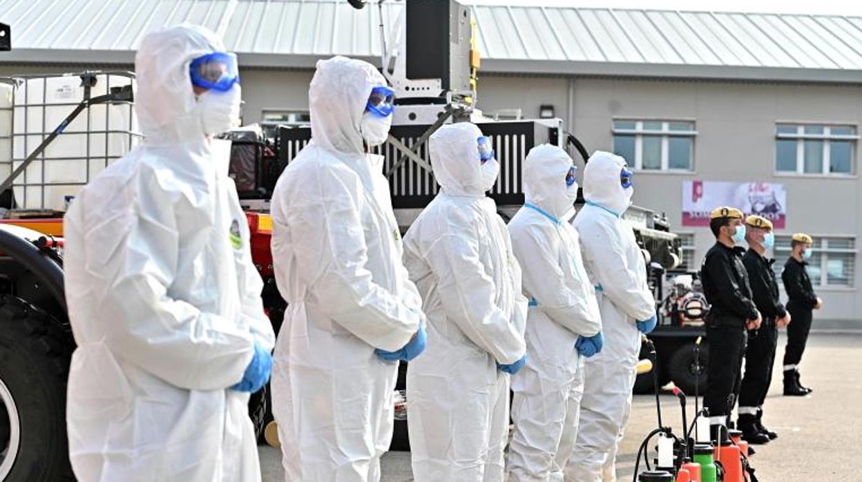 Integrantes de la Unidad Militar de Emergencias en Torrejón de Ardoz por la epidemia de coronavirus en Madrid