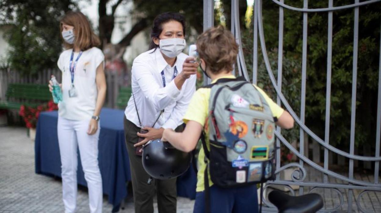 Un niño, entrando a su colegio en Esplugues de Llobregat hace unos días