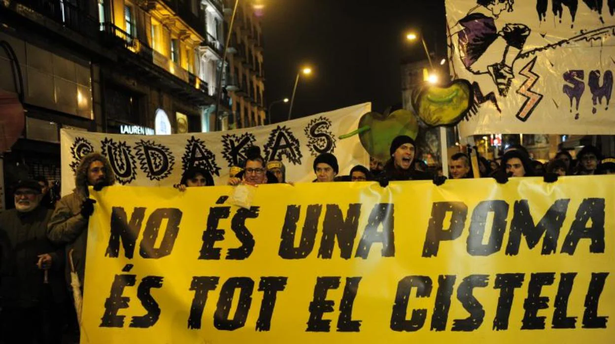 Decenas de manifestantes antisistema, en una manifestación por el caso en 2015