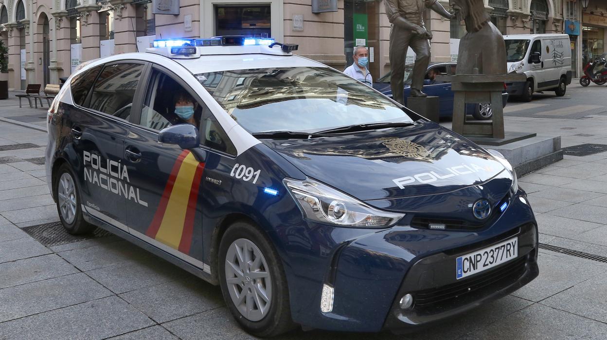 Patrulla de la Policía Nacional por las calles de Salamanca