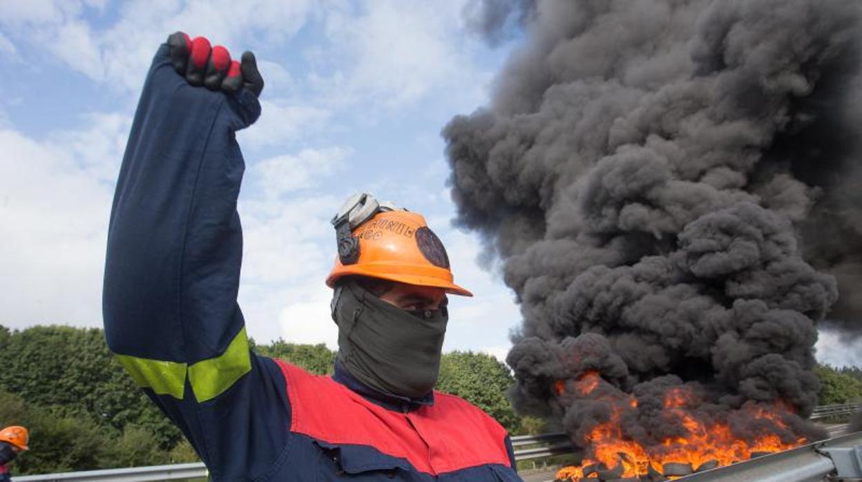 Barricadas de los trabajadores de Alcoa esta semana en la A-6 a su paso por Outeiro de Rei