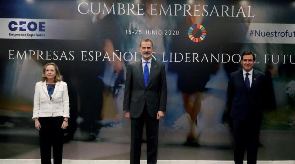 La vicepresidenta de Asuntos Económicos, Nadia Claviño; el Rey y el presidente de la CEOE, Antonio Garamendi