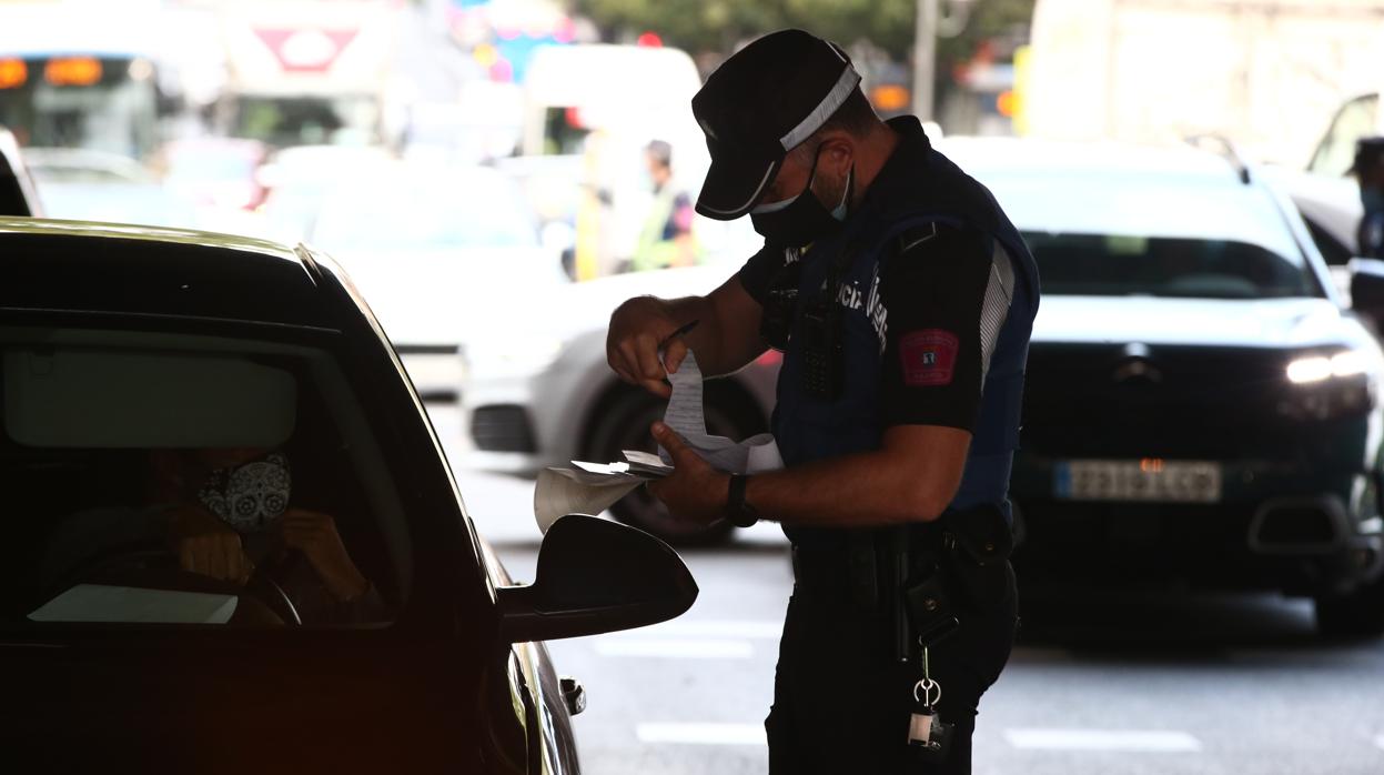 Control policial por las nuevas restricciones, este miércoles, en Puente de Vallecas