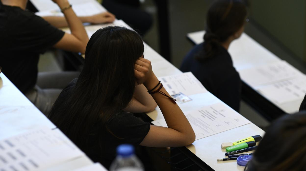 Estudiantes durante el examen de Evaluación para el Acceso a la Universidad (EvAU)