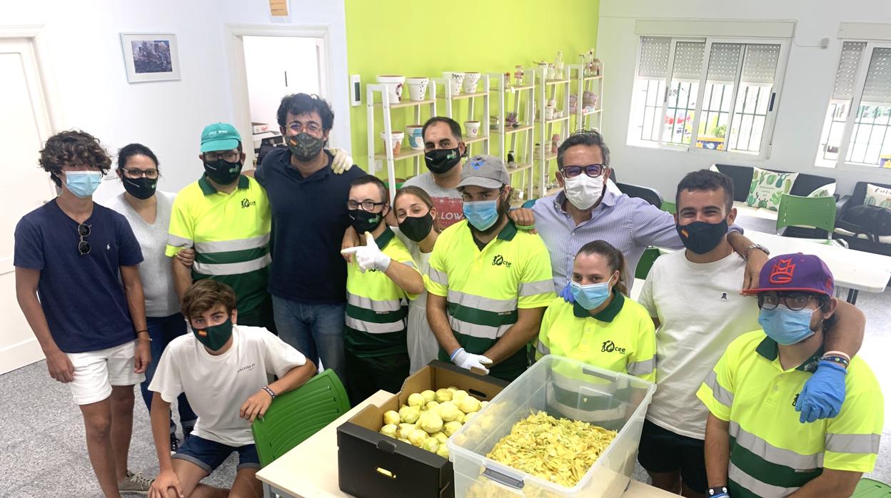 Imagen de los trabajadores de Vega Scorza junto con trabajadores con diversidad funcional en la iniciativa solidaria de la compañía de Alicante