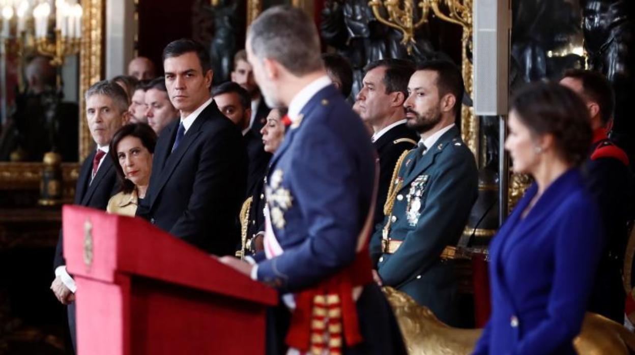 Varios miembros del Gobierno, entre ellos el presidente, Pedro Sánchez, miran al Rey en una imagen de archivo
