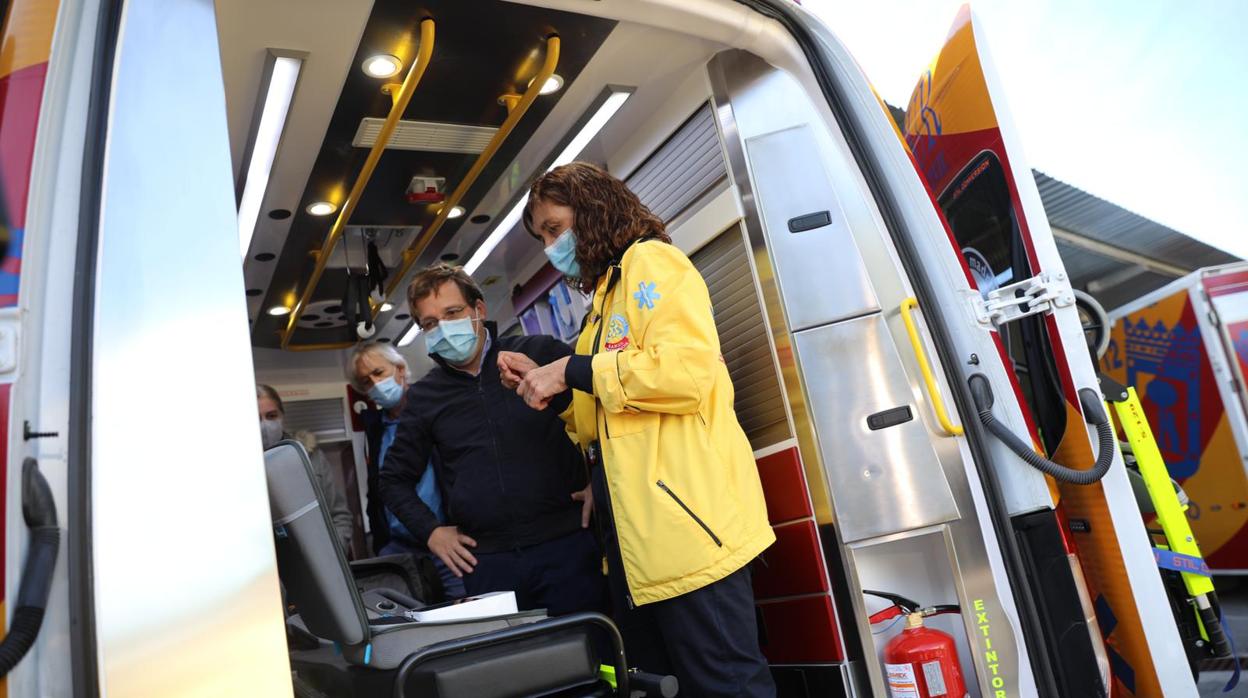 El alcalde de Madrid, José Luis Martínez-Almeida, en una de las ambulancias del Samur equipadas con los test de antígenos
