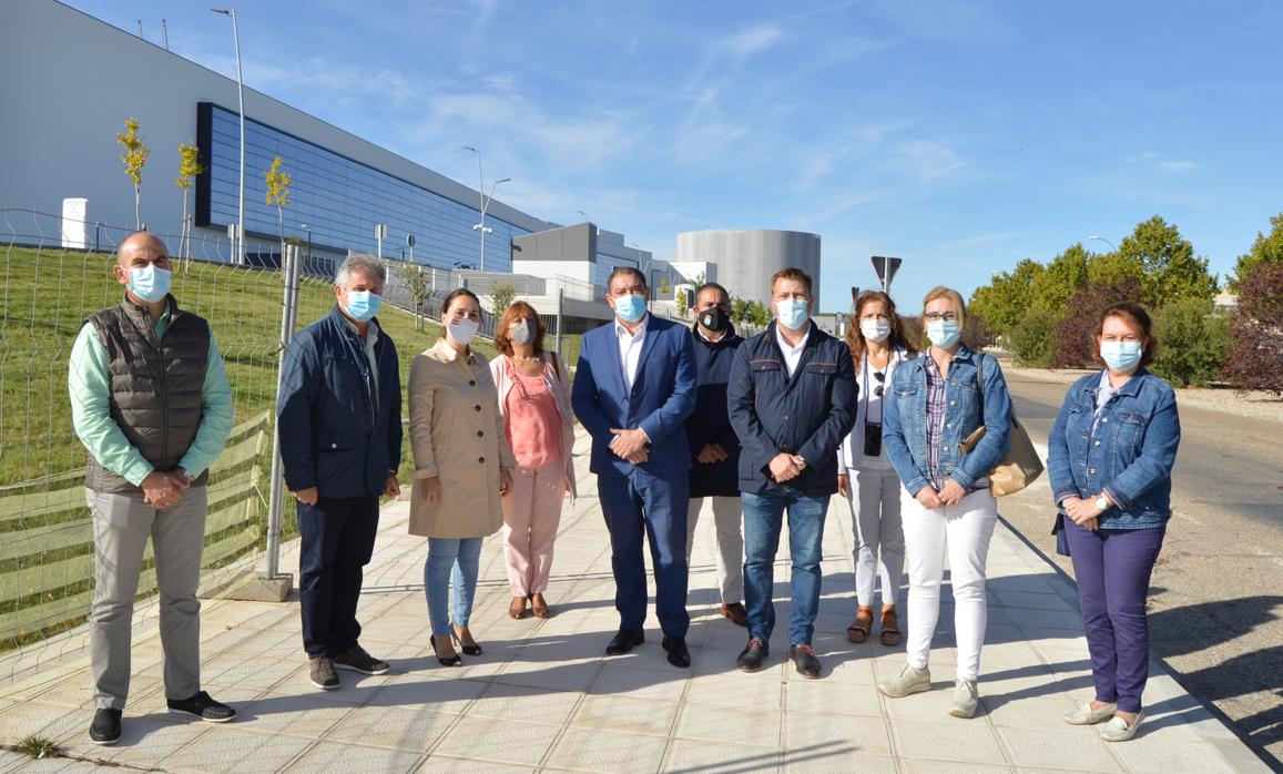 Alcaldes y dirigentes del PPde la provincia de Toledo delante del nuevo hospital aún por abrir