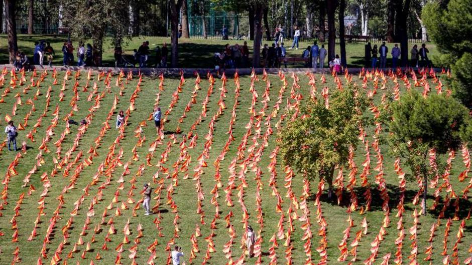 Colocan 53.000 banderas de España en el Parque Roma en homenaje a las víctimas del coronavirus