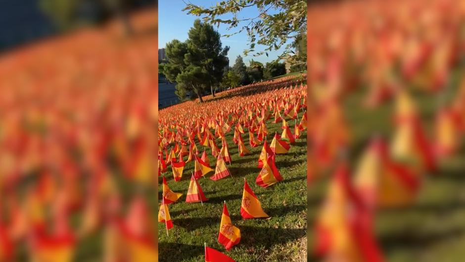 El parque de Roma se llena de banderas de España en homenaje a las víctimas del Covid-19