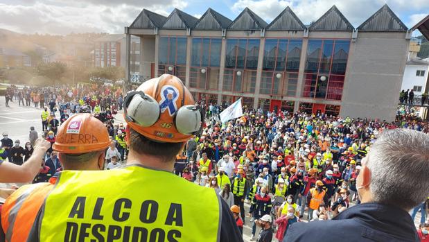 La agónica lucha de los trabajadores de Alcoa ante el cierre en San Cibrao