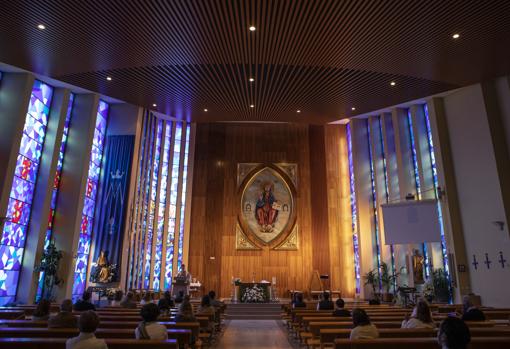 En el interior del templo, los feligreses guardan la distancia de seguridad