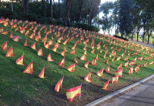 El parque de Roma amanece con 53.000 banderas de España en homenaje a las víctimas del Covid-19