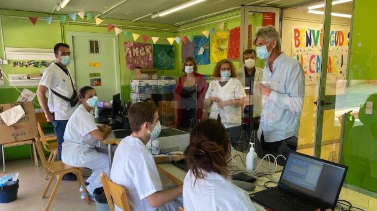 Responsables sanitarios de la Generalitat, en una visita a un CAP