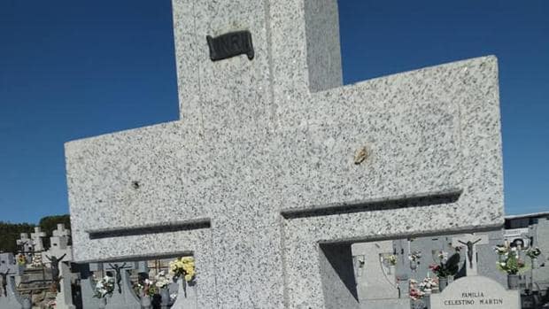 Roban 60 crucifijos de los cementerios de Noez y Las Ventas con Peña Aguilera