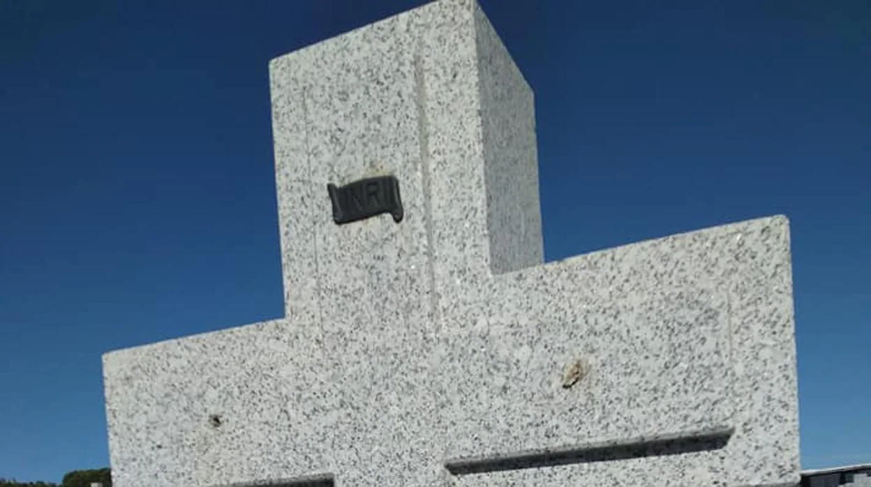 Cruz de piedra de la que han arrancado el crucifijo, en el cementerio de Las Ventas con Peña Agulera