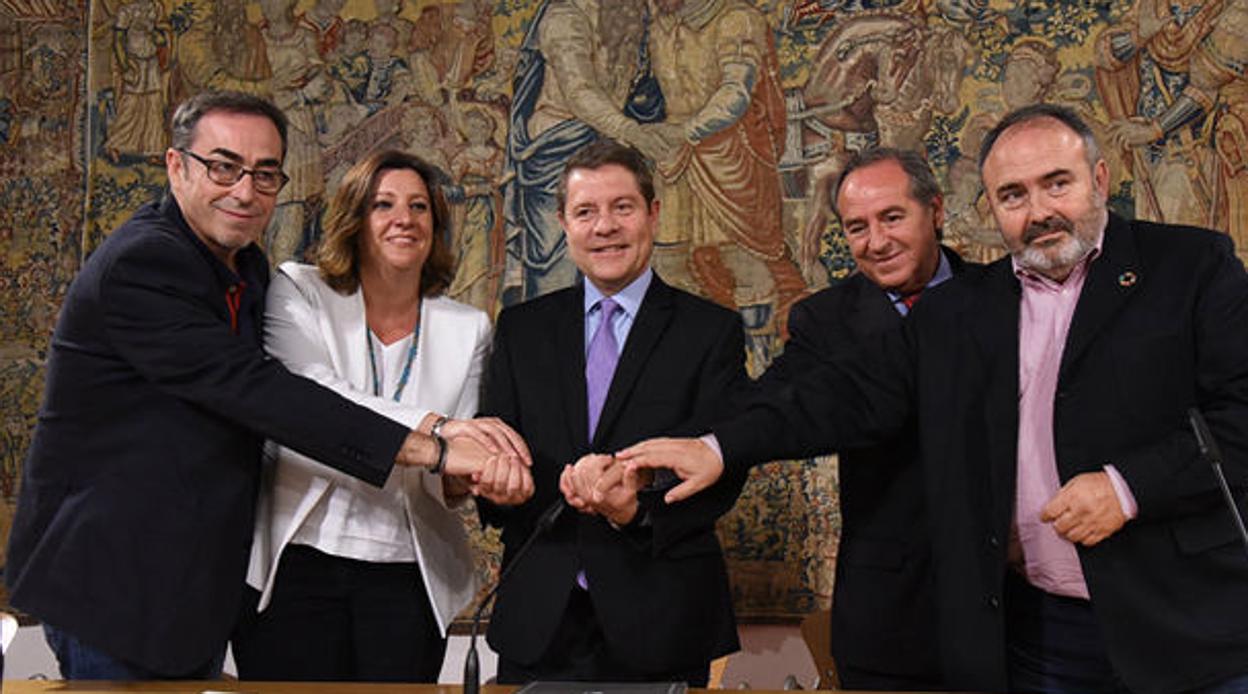 Imagen de archivo de la firman el Pacto por el Crecimiento y la Convergencia Económica de CLM 2019-2023 en 2019