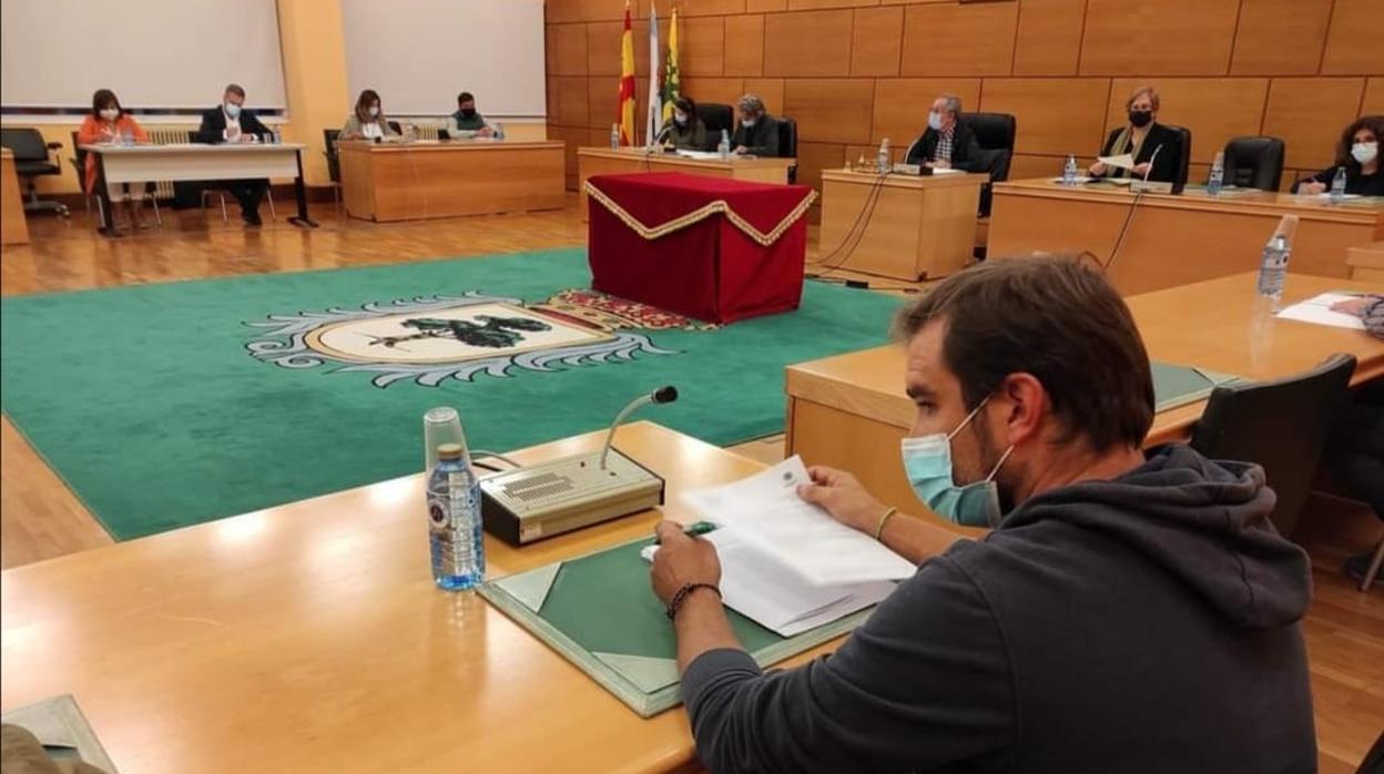 Imagen del pleno de este lunes, con el concejal de Seguridad Ciudadana en primer plano