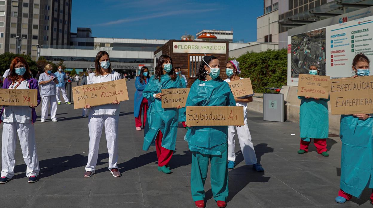 Un grupo de enfermeras se manifiesta en el exterior del hospital La Paz, el pasado lunes