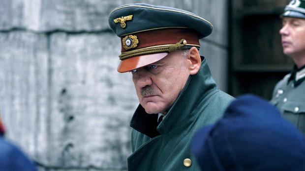 Jóvenes de Castilla y León en Madrid usan una película sobre Hitler para criticar a los políticos