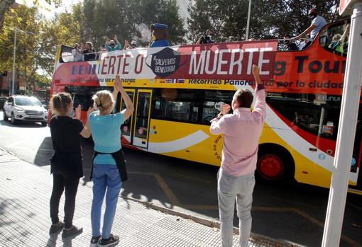 Autobús con el lema «ERTE o muerte» en la caravana