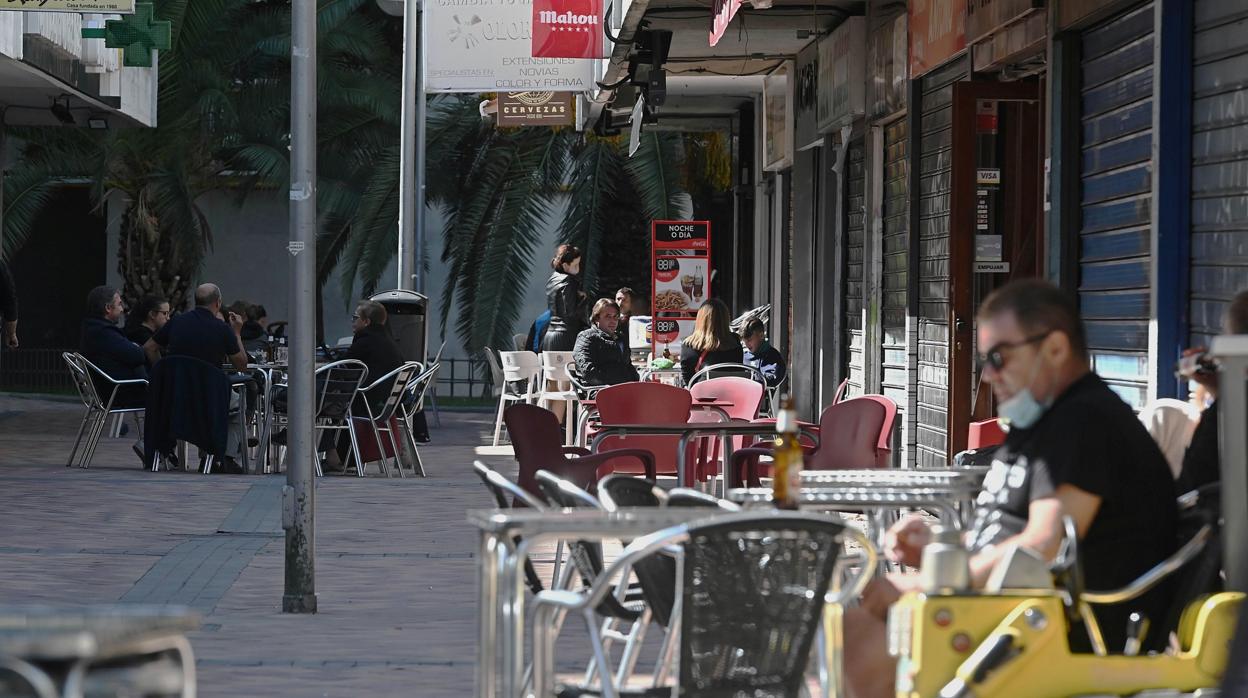 Una terraza en uno de los barrios con limitaciones de movilidad en Madrid