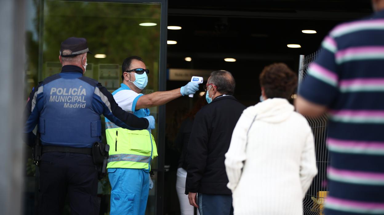 Ciudadanos esperan para realizarse el test de antígenos en Puente de Vallecas