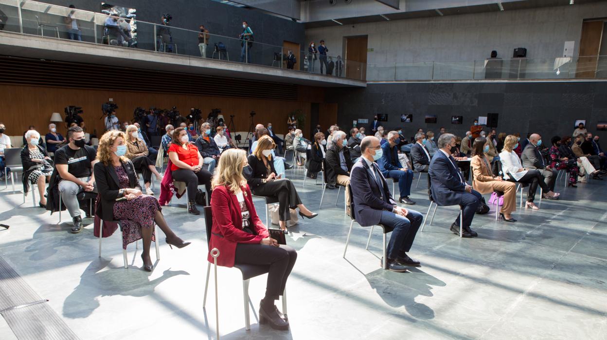 Una vista de los asistentes al acto celebrado en el atrio del Parlamento de Navarra