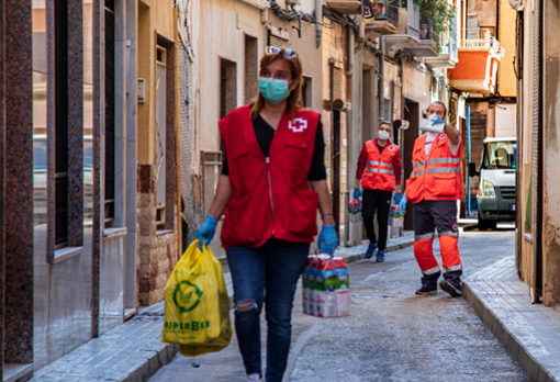 Voluntarios repartiendo alimentos a domicilio