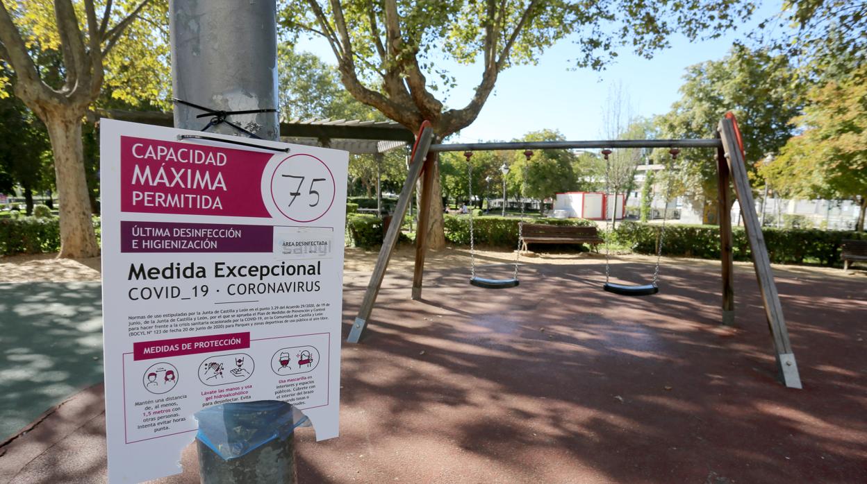 Cartel para informas de las medidas en un parque en Valladolid